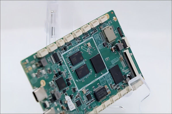 Assemblage et fabrication de circuits imprimés multicouches pour la construction d'une carte mère Android intégrée pour visiteur d'interphone